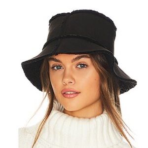 NWT Hat Attack Reversible Faux Shearling Bucket Hat in Black.